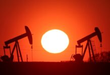 Más pobres, menos viajes y menos empleo. Así sería el mundo con el petróleo a 200 dólares | Economía