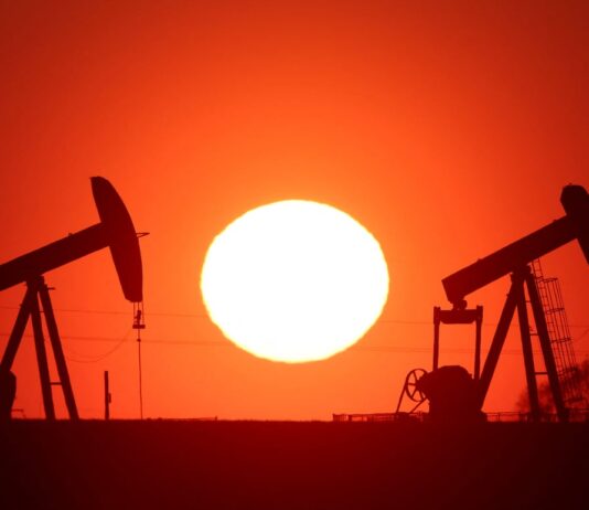 Más pobres, menos viajes y menos empleo. Así sería el mundo con el petróleo a 200 dólares | Economía