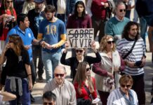 ¿Cuánto dinero hace falta para ser feliz? Los bajos ingresos y la falta de vivienda hunden el bienestar emocional | Economía