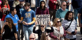 ¿Cuánto dinero hace falta para ser feliz? Los bajos ingresos y la falta de vivienda hunden el bienestar emocional | Economía