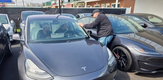 Al menos 12 fabricantes reducen sus planes para el coche eléctrico | Empresas