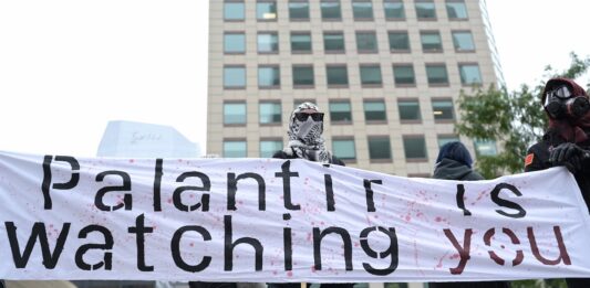 El inquietante manifiesto de Palantir recibe un aluvión de críticas: entre el tecnofascismo y el villano de James Bond | Economía