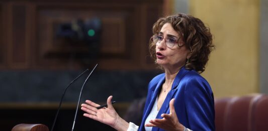 Hacienda corrige el impuesto de grandes fortunas para acabar con la discriminación fiscal a no residentes | Economía