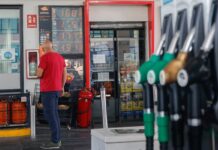 El transporte por carretera pide al Gobierno medidas ante la previsible subida del combustible | Economía