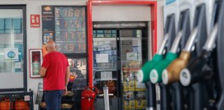 El transporte por carretera pide al Gobierno medidas ante la previsible subida del combustible | Economía