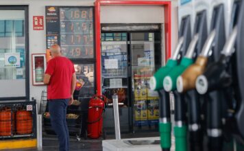 El transporte por carretera pide al Gobierno medidas ante la previsible subida del combustible | Economía