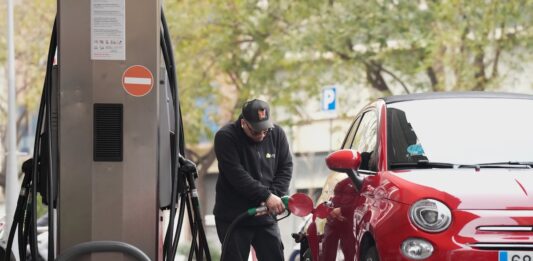 El INE eleva la inflación de marzo al 3,4% por la subida de los combustibles | Economía