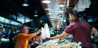 El INE confirma que la economía española creció un 2,8% en 2025, el doble que la zona euro | Economía