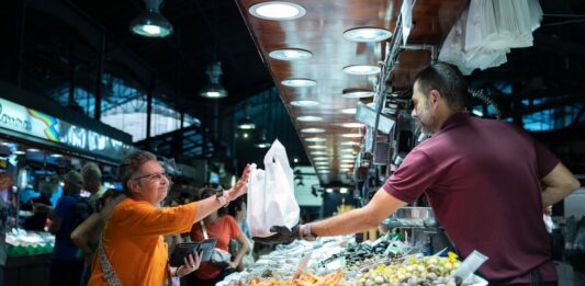 El INE confirma que la economía española creció un 2,8% en 2025, el doble que la zona euro | Economía