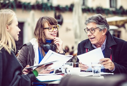 Las actividades intergreneracionales forman parte del programa de muchas universidades para mayores.