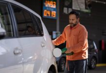 La rebaja fiscal sitúa a España entre los países con la gasolina más barata de la UE | Economía