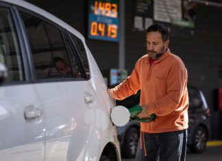 La rebaja fiscal sitúa a España entre los países con la gasolina más barata de la UE | Economía