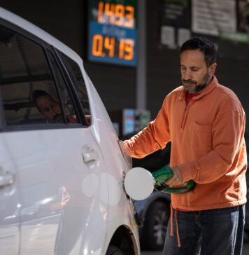 La rebaja fiscal sitúa a España entre los países con la gasolina más barata de la UE | Economía