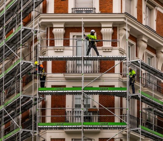 Ricos para siempre y pobres estancados: la movilidad de ingresos en España se atasca en los extremos | Economía