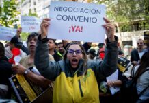 Los repartidores de Glovo, convocados a huelga este fin de semana para protestar contra el ERE | Economía