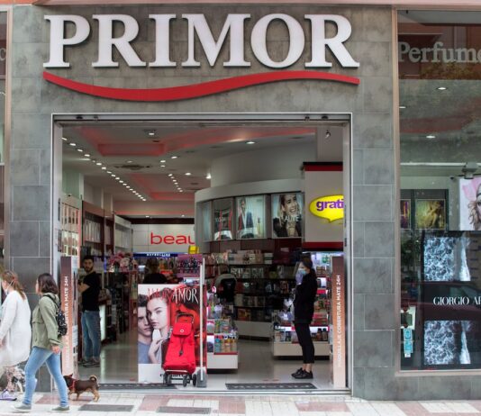 Hombres y turistas impulsan las ventas del sector de la belleza en España hasta rondar los 12.000 millones de euros | Economía