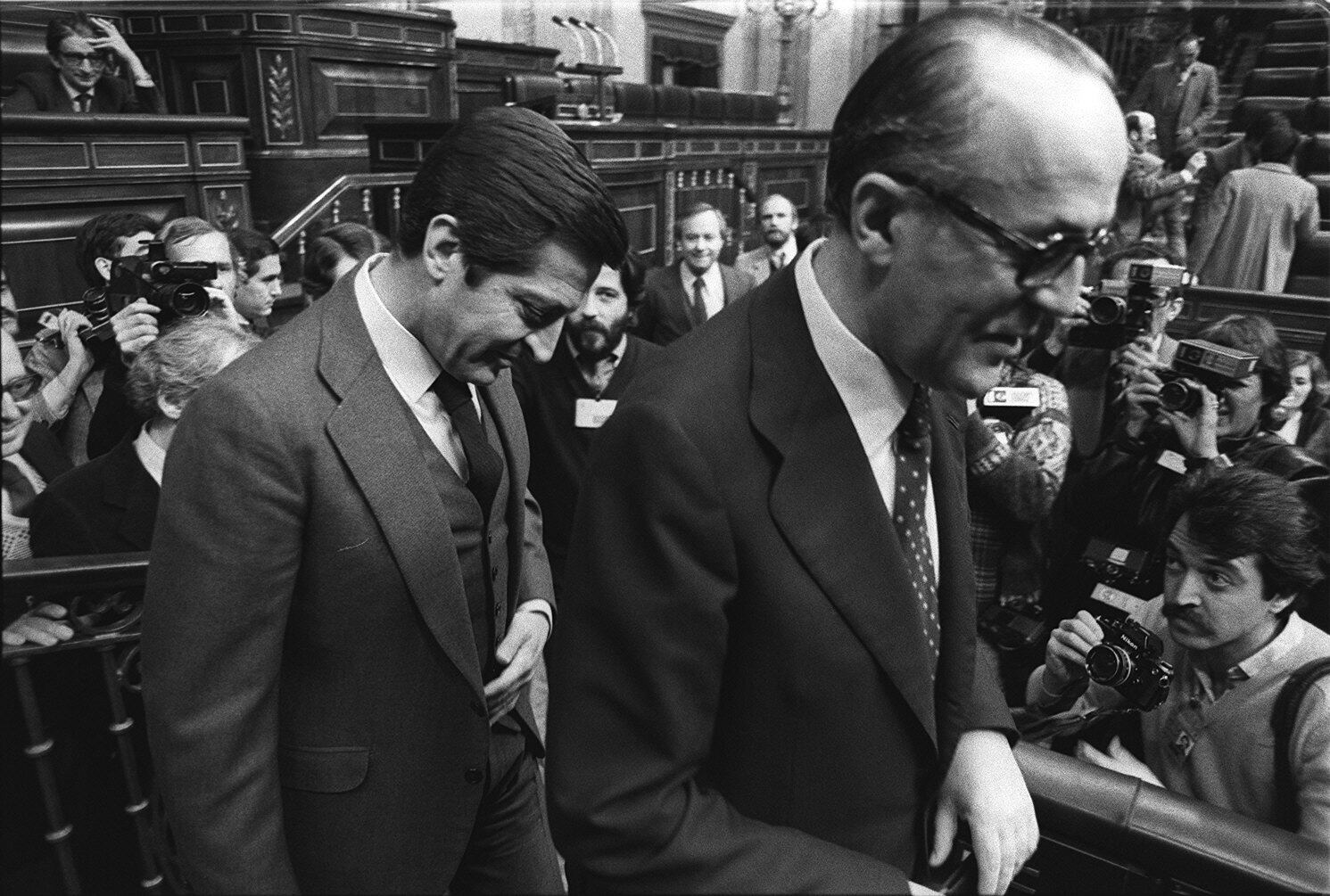 Adolfo Suárez y Leopoldo Calvo-Sotelo, antes de iniciarse la sesión de investidura de este como presidente del Gobierno, en febrero de 1981.