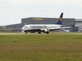 Los aeropuertos europeos alertan de escasez de combustible en tres semanas si no se reabre el estrecho de Ormuz | Economía