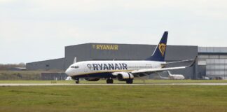 Los aeropuertos europeos alertan de escasez de combustible en tres semanas si no se reabre el estrecho de Ormuz | Economía