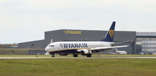 Los aeropuertos europeos alertan de escasez de combustible en tres semanas si no se reabre el estrecho de Ormuz | Economía