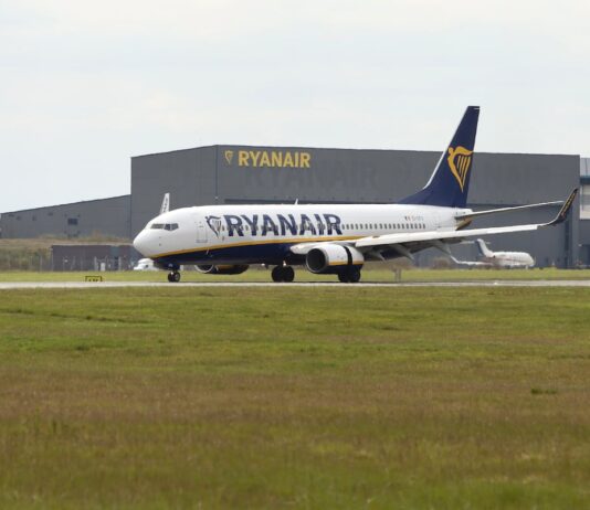 Los aeropuertos europeos alertan de escasez de combustible en tres semanas si no se reabre el estrecho de Ormuz | Economía