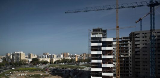Ayudas de 300 euros para alquilar y de 30.000 para reformar casas vacías: las claves del nuevo plan estatal de vivienda | Vivienda | Economía