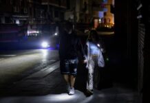 Un año del apagón eléctrico: la factura de la luz se ha encarecido y no hay responsables declarados | Economía