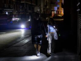 Un año del apagón eléctrico: la factura de la luz se ha encarecido y no hay responsables declarados | Economía