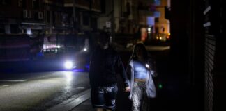 Un año del apagón eléctrico: la factura de la luz se ha encarecido y no hay responsables declarados | Economía