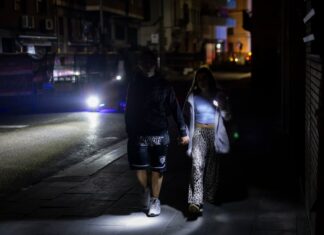 Un año del apagón eléctrico: la factura de la luz se ha encarecido y no hay responsables declarados | Economía