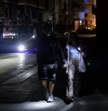 Un año del apagón eléctrico: la factura de la luz se ha encarecido y no hay responsables declarados | Economía