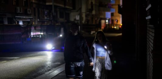 Un año del apagón eléctrico: la factura de la luz se ha encarecido y no hay responsables declarados | Economía