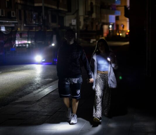 Un año del apagón eléctrico: la factura de la luz se ha encarecido y no hay responsables declarados | Economía