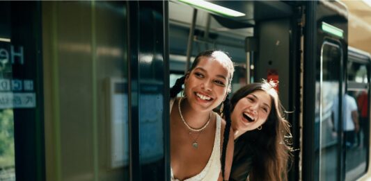 Una tarjeta para viajar sin comisiones en la maleta | Economía