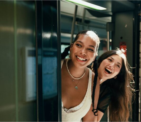 Una tarjeta para viajar sin comisiones en la maleta | Economía