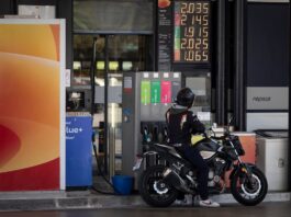 El gasóleo sube un 2% en una semana y absorbe parte de la rebaja fiscal a los carburantes | Economía