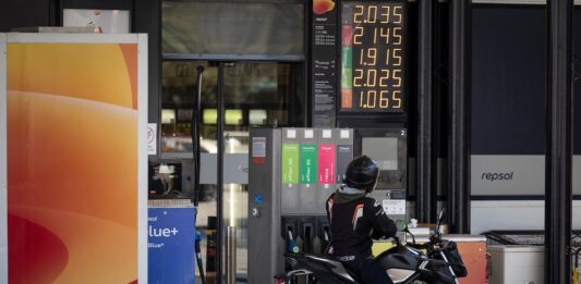 El gasóleo sube un 2% en una semana y absorbe parte de la rebaja fiscal a los carburantes | Economía