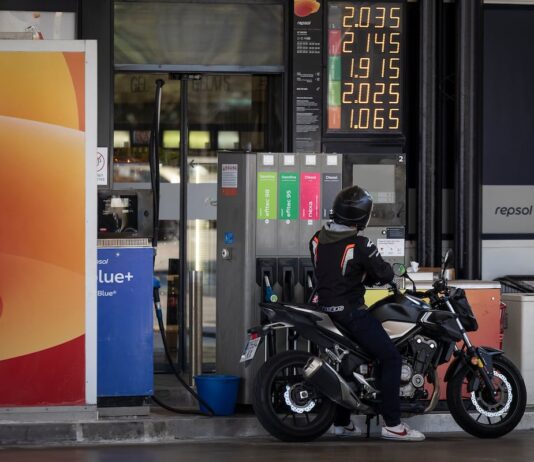 El gasóleo sube un 2% en una semana y absorbe parte de la rebaja fiscal a los carburantes | Economía