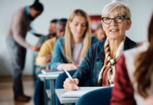 La Universidad de la Experiencia rompe el aislamiento de los mayores en la España vacía | Formación | Economía