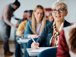 La Universidad de la Experiencia rompe el aislamiento de los mayores en la España vacía | Formación | Economía