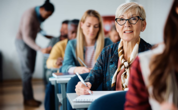 La Universidad de la Experiencia rompe el aislamiento de los mayores en la España vacía | Formación | Economía