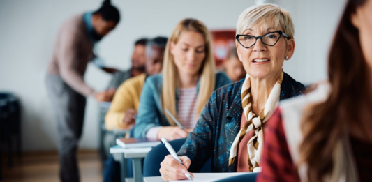 La Universidad de la Experiencia rompe el aislamiento de los mayores en la España vacía | Formación | Economía