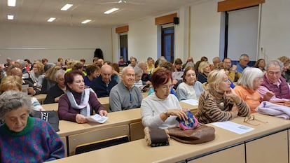 Un grupo de alumnos mayores participan en una actividad formativa en la Universidad de Salamanca (USAL).