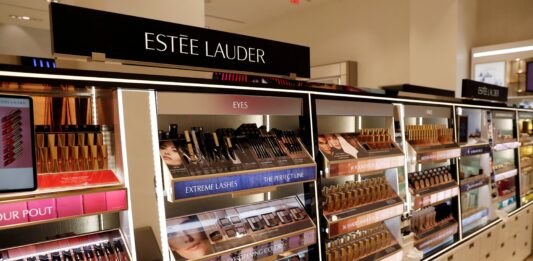 Las claves: Estée Lauder y Puig van resolviendo las dificultades de su fusión transatlántica