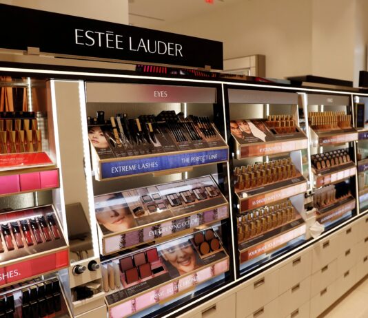 Las claves: Estée Lauder y Puig van resolviendo las dificultades de su fusión transatlántica