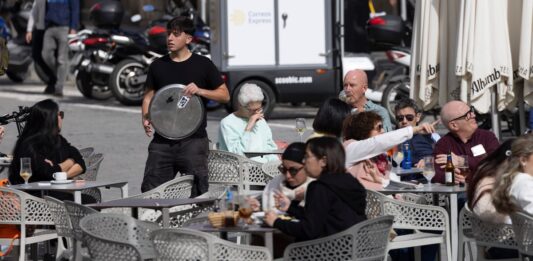 Las rentas bajas y medias pagarán entre 250 y 350 euros de más por la negativa de Hacienda a ajustar el IRPF a la inflación | Economía