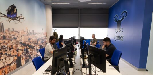 Telefónica lanza el primer servicio comercial de drones con pilotaje remoto | Empresas