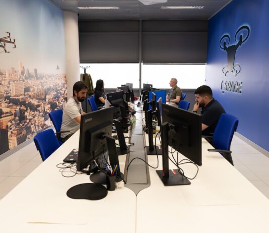 Telefónica lanza el primer servicio comercial de drones con pilotaje remoto | Empresas