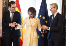 Bruselas advierte a España de que bajar al 10% el IVA de los carburantes vulnera las normas europeas | Economía