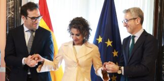 Bruselas advierte a España de que bajar al 10% el IVA de los carburantes vulnera las normas europeas | Economía